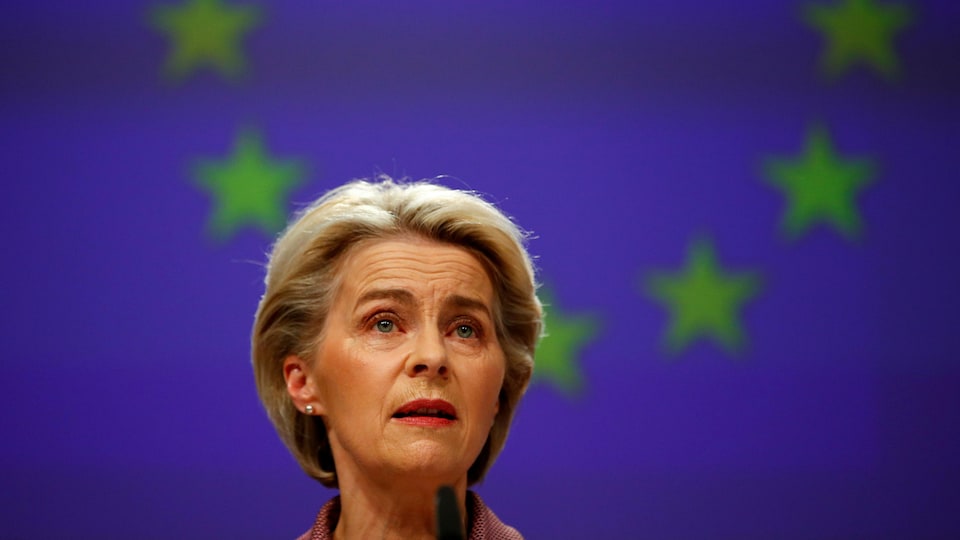 Ursula von der Leyen devant un drapeau de l'Union européenne.