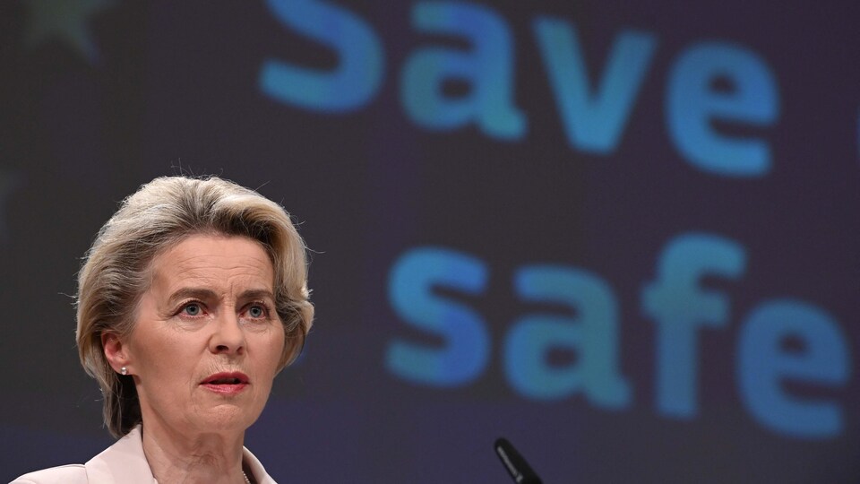 Ursula von der Leyen parle lors d'une réunion de la Commission européenne.