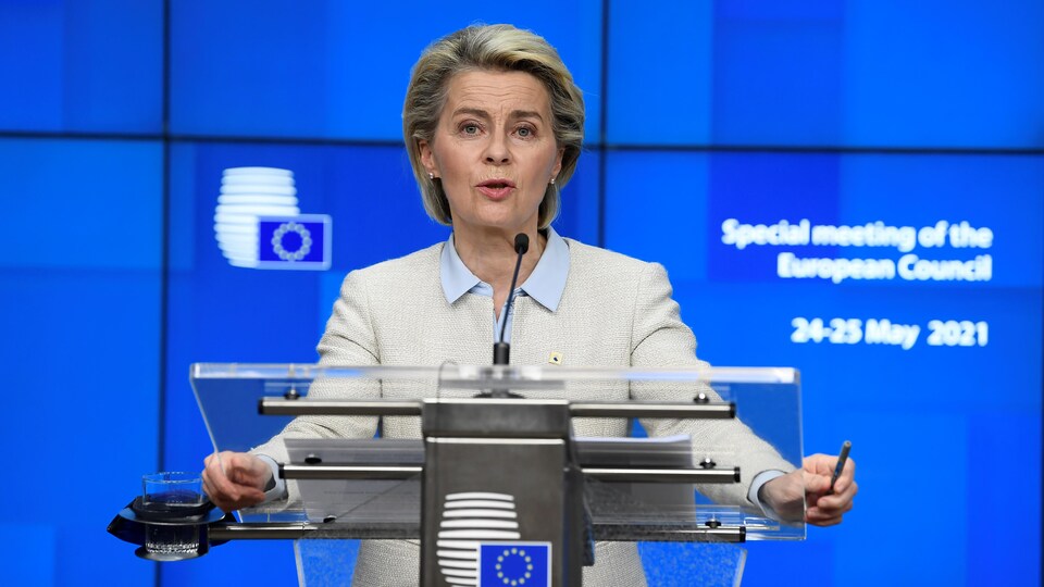 Ursula von der Leyen parle derrière un lutrin en conférence de presse. 