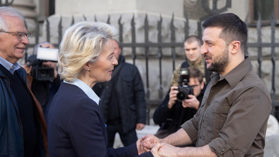 Ursula von der Leyen, lors de sa visite à Kiev, qui serre la main du président ukrainien Volodymyr Zelensky.