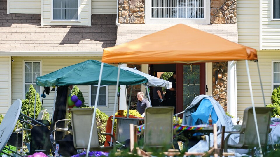 Des meubles de jardin renversés derrière une résidence au New Jersey.