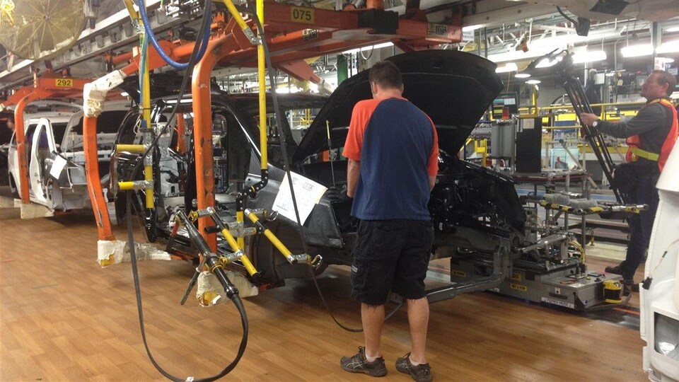 La chaîne de montage de la Chrysler Pacifica à l'usine Fiat-Chrysler à Windsor.