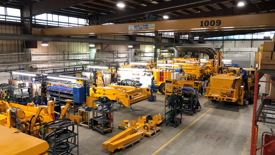 Une usine de fabrication de véhicules miniers jaunes.