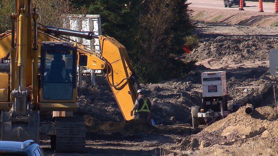 Des travaux effectués avec de la machinerie lourde.