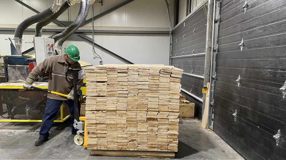 Un homme travaille dans une usine de bois 