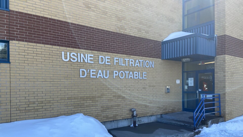La façade de l'usine de filtration d'eau potable de Port-Cartier.