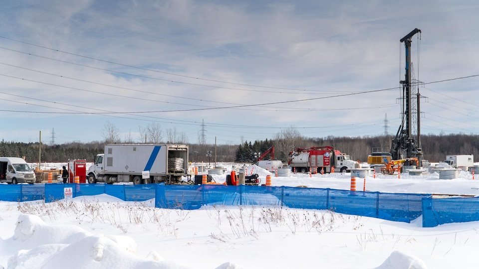 Des camions et une tour sur le chantier.