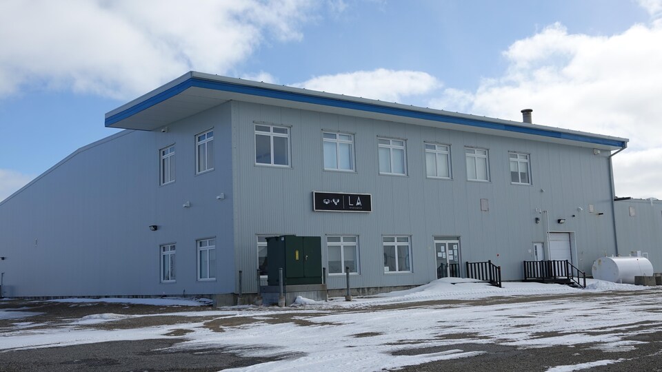 Un bâtiment industriel en hiver.