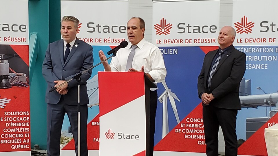 Le chef de la direction de l'entreprise Stace, Normand Lord, annonce son installation dans une usine de Matane. Il est accompagné de Pascal Bérubé, député de Matane-Matapédia et de Nelson Gagnon, conseiller municipal.