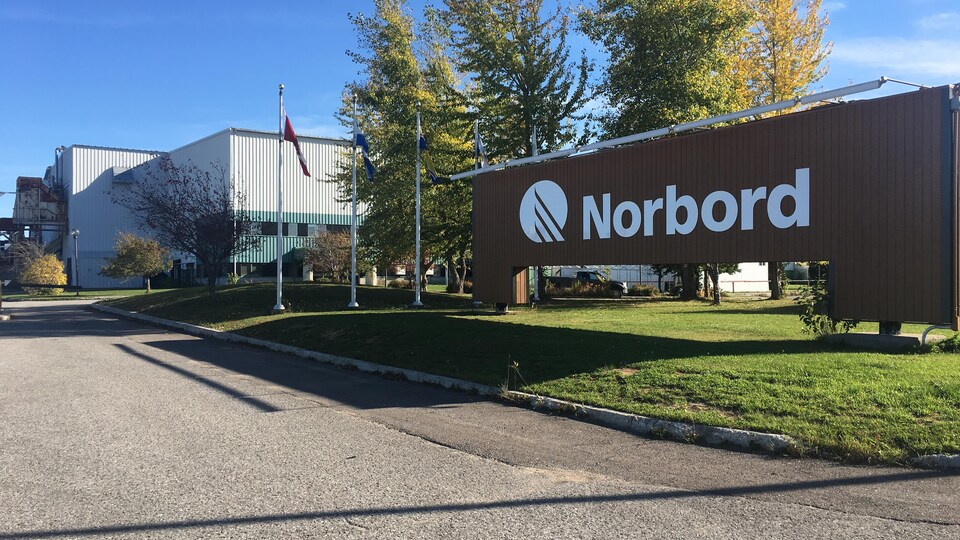 La façade de l'usine Norbord