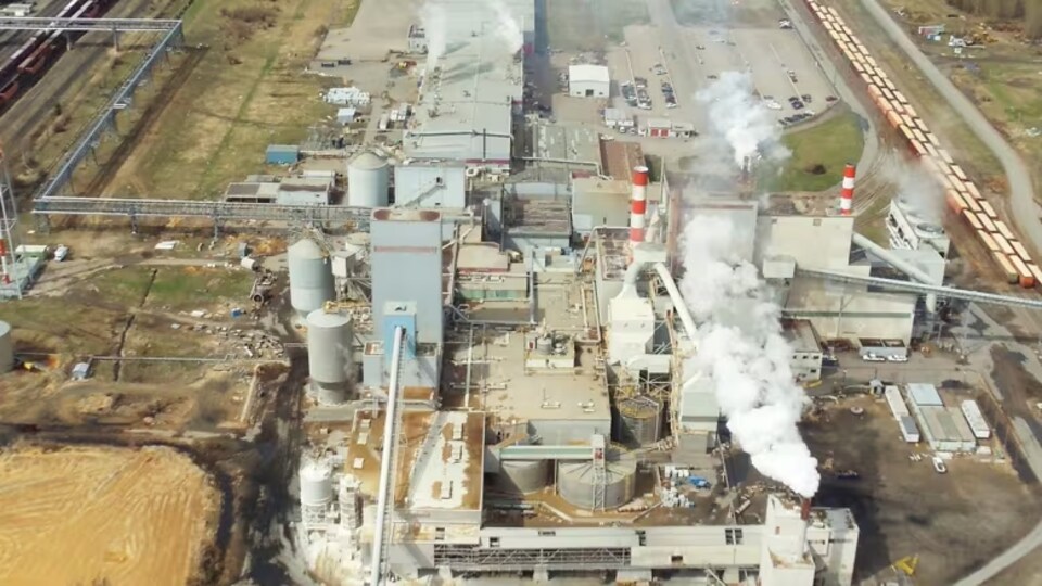 Vue aérienne d'une grande usine.