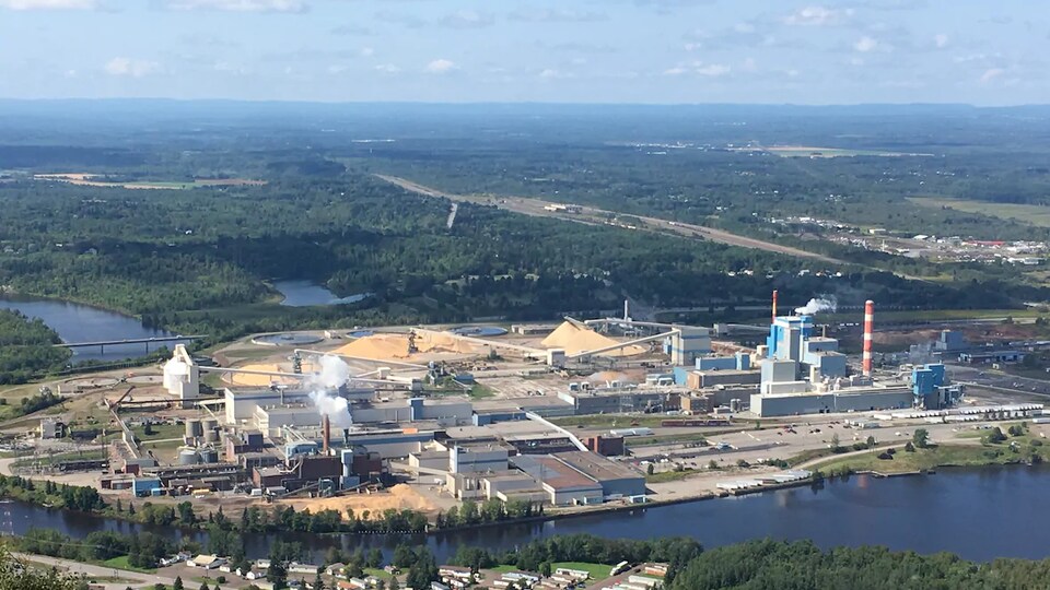 L'usine de Produits forestiers Résolu de Thunder Bay vue du sommet d'une montagne.