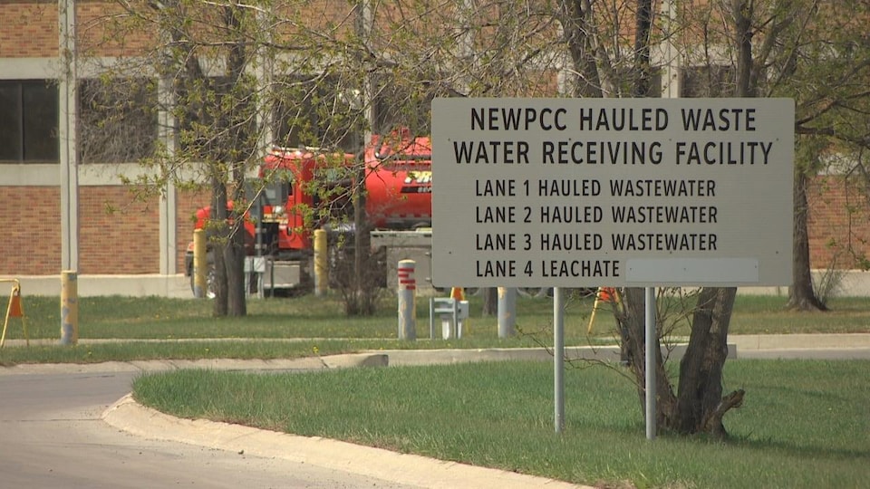 Un panneau avec des indications relatives au traitement des eaux usées.