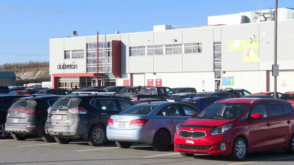 Différents véhicules sont stationnés devant l'usine de Viandes duBreton de Rivière-du-Loup.