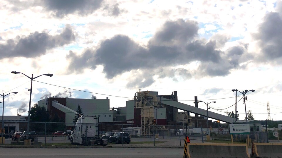 De l'autre côté de la rue, l'usine de l'entreprise White Birch de Masson.