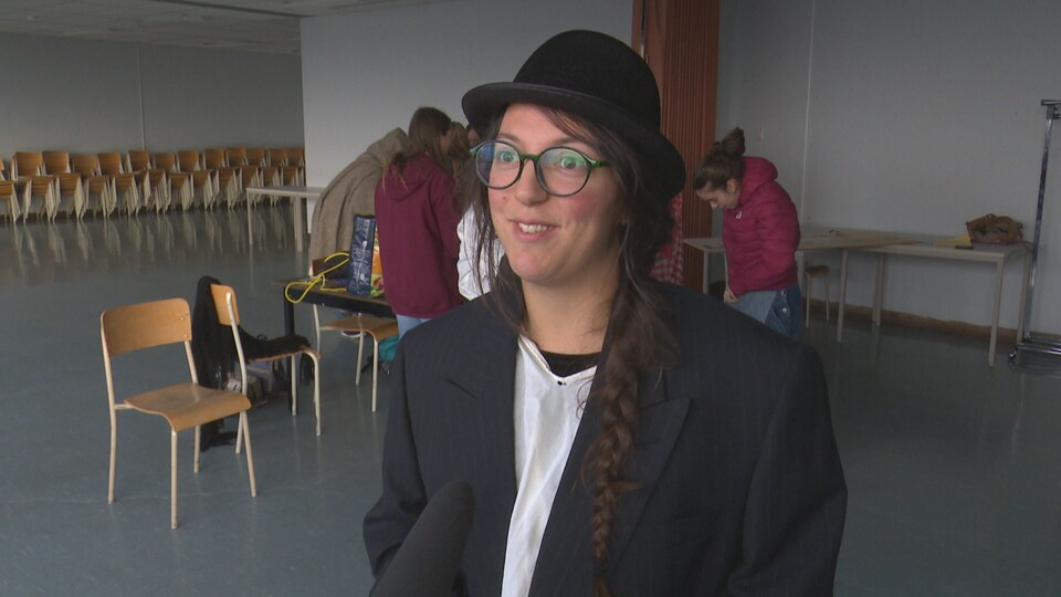 Stéphanie Beaudoin répond aux questions d'une journaliste.