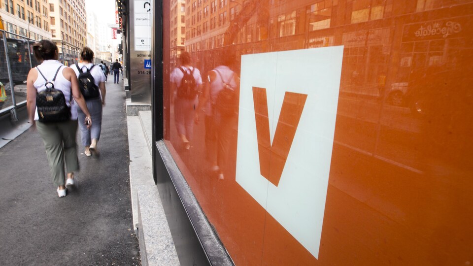 Le logo de V dans une vitrine.
