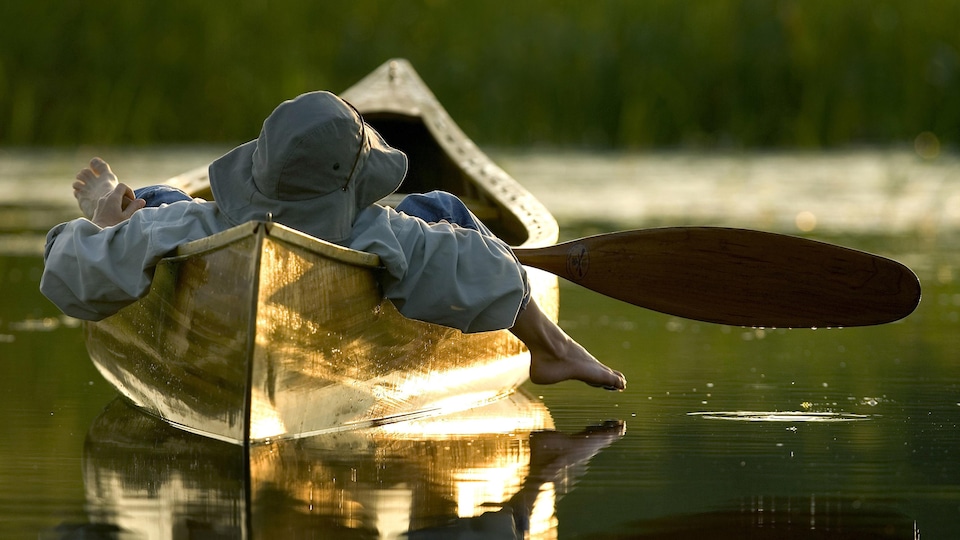 Un pagayeur se détend dans un canoë, près de Lindsay, en Ontario.