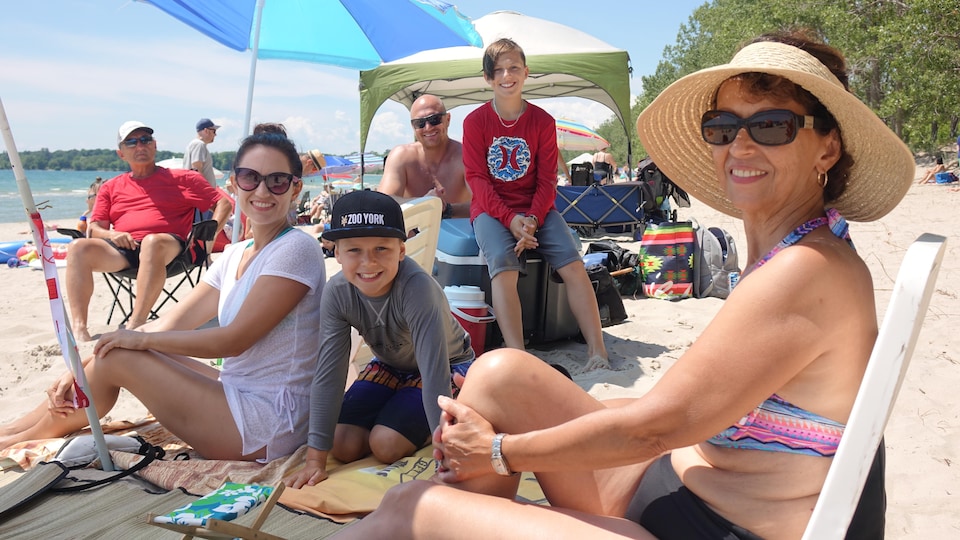 Portait d'une famille sur la plage. 