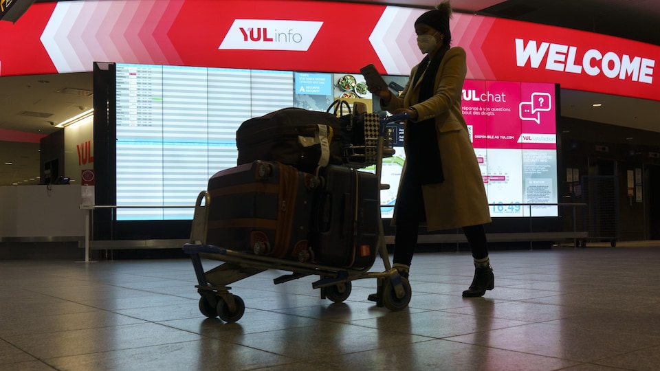 Une passagère à l'aéroport Pierre-Elliot Trudeau.