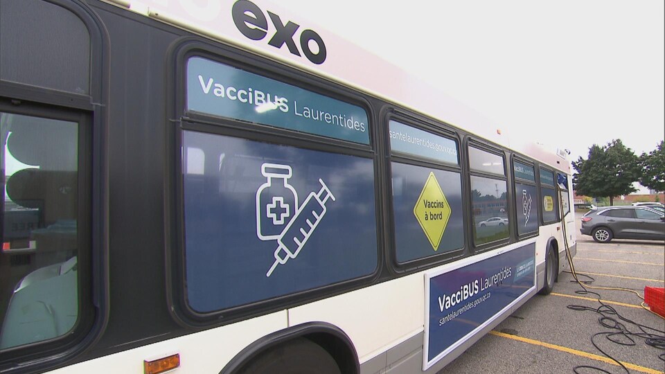 Un autobus transformé en site de vaccination, vu de l'extérieur.