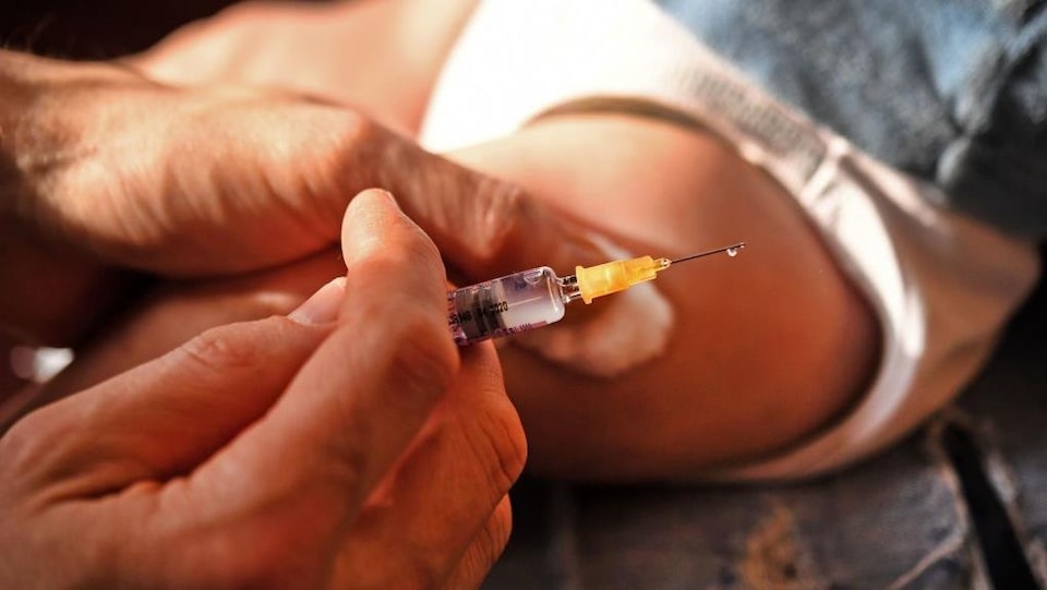 Un bébé se fait vacciner.