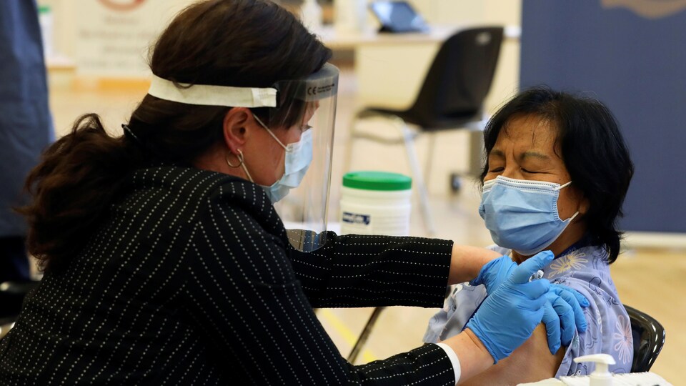 Une femme reçoit une injection.