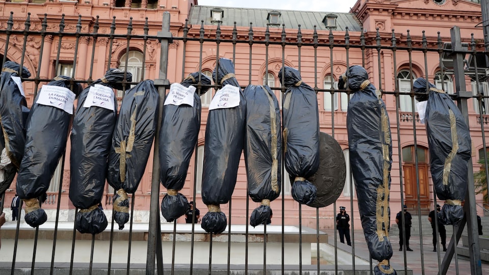 Bolsas negras para cadáveres cuelgan frente al palacio presidencial. 