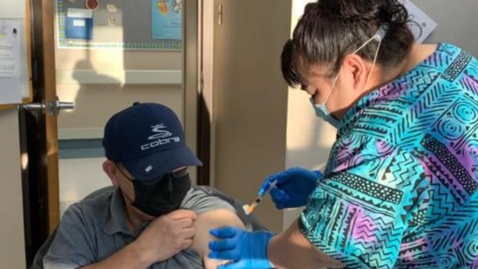 Le chef Peter Beatty, de la Première Nation crie de Peter Ballantyne, en train de recevoir le vaccin contre la COVID-19.
