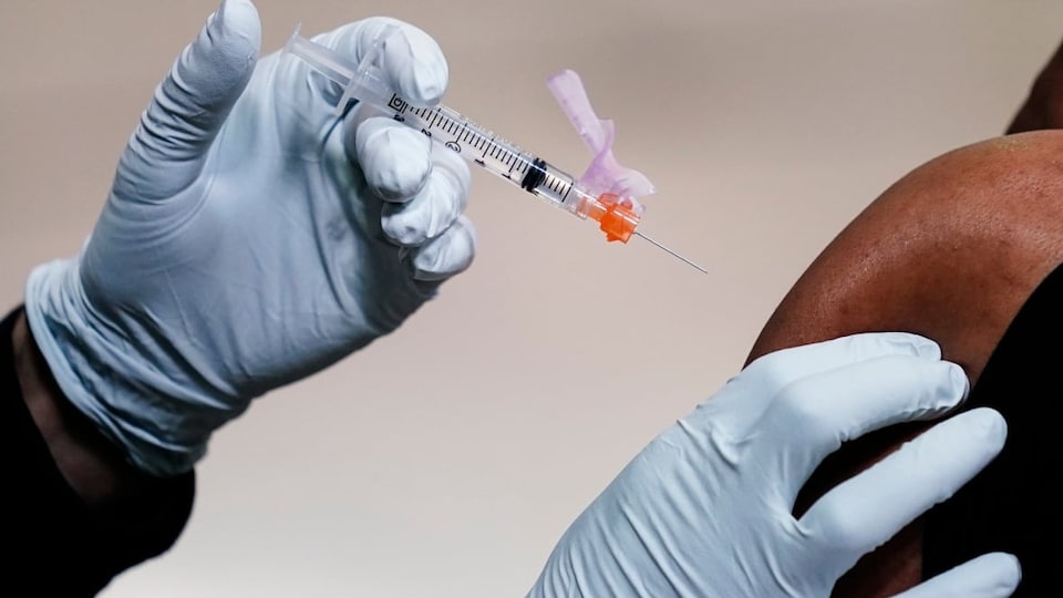 Une personne reçoit un vaccin.  