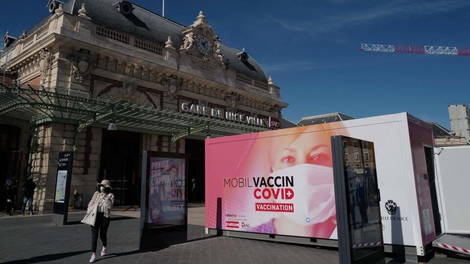 Une femme passe devant une clinique de vaccination mobile près de la gare de Nice, dans le sud de la France.