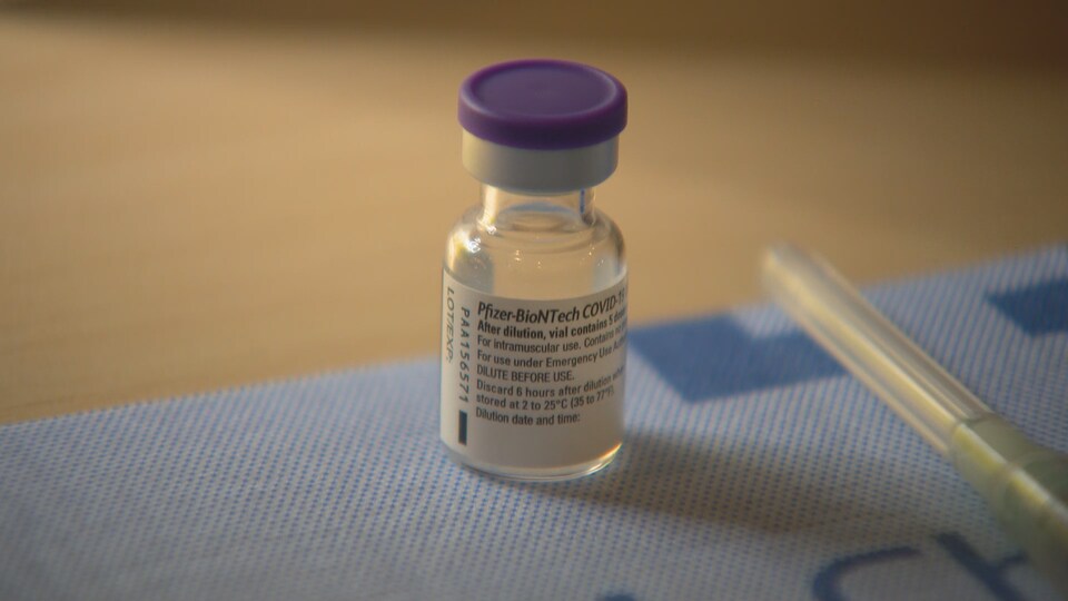 Une fiole contenant le vaccin contre la COVID-19 de Pfizer-BioNTech.