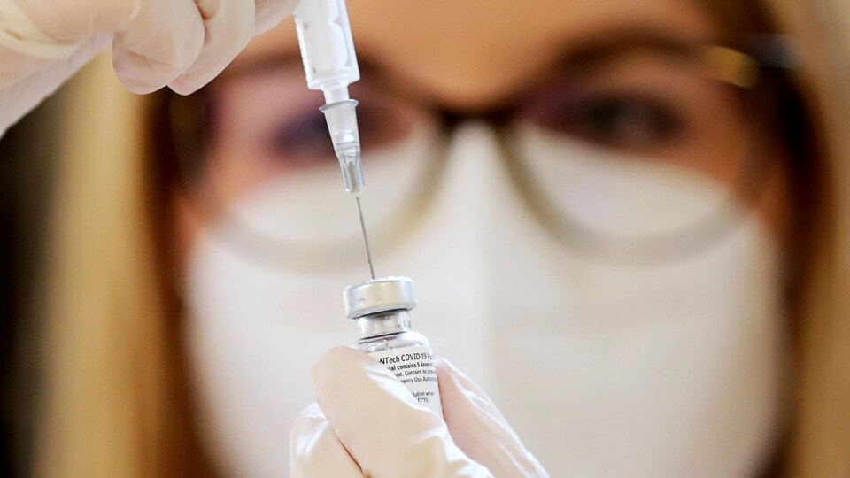Une infirmière prépare une dose du vaccin de Pfizer-BioNTech contre la COVID-19 le 28 décembre 2020 à Burgbernheim, en Allemagne.