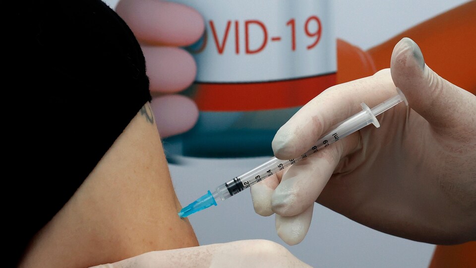 Une femme reçoit un vaccin.
