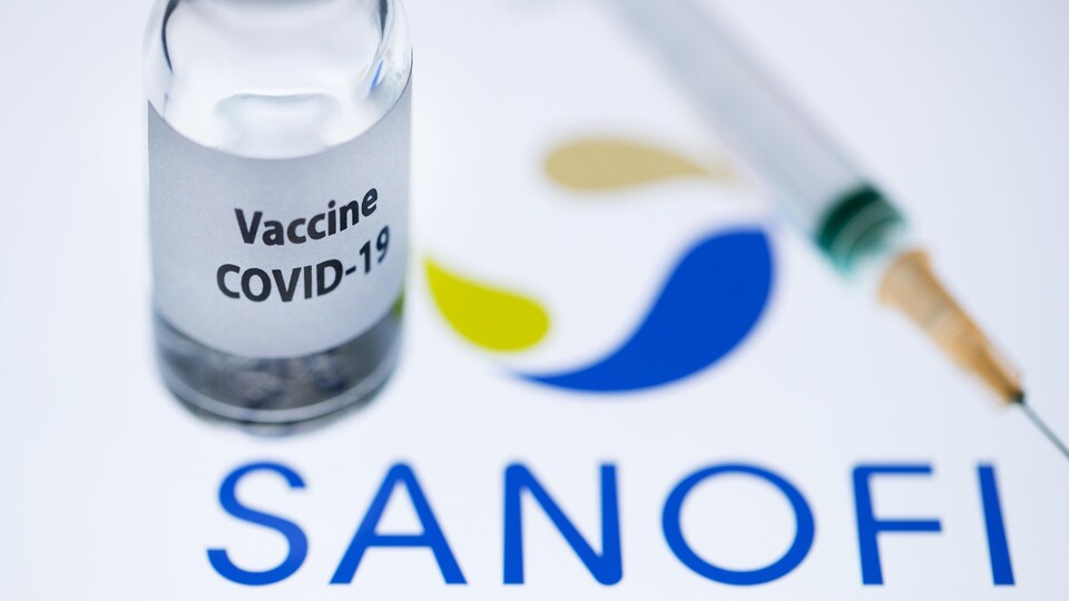 Photo d'illustration montre un flacon portant l'inscription «Vaccin COVID-19» et une seringue à côté du logo Sanofi.