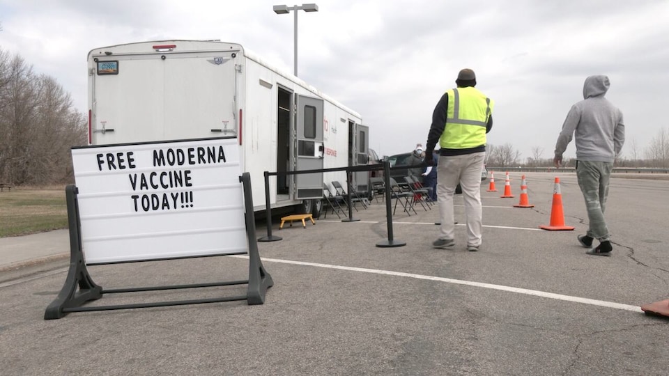 Des personnes marchent vers un centre de vaccination gratuit sur une aire de repos au Dakota du Nord.