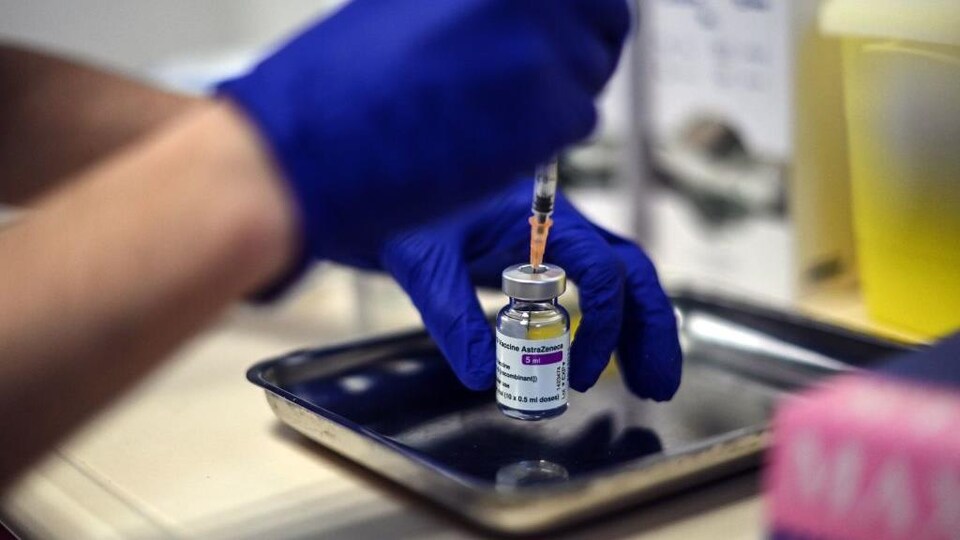 Un membre du personnel médical extrait une dose du vaccin d'AstraZeneca/Université d'Oxford d'une fiole.
