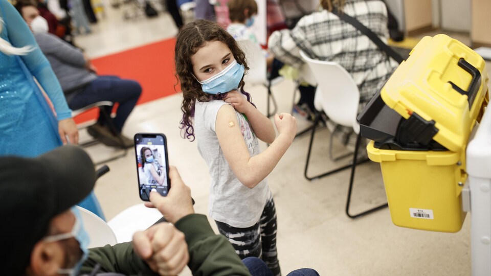 Avery Rose, 8 ans, montre son bras après avoir été vaccinée.