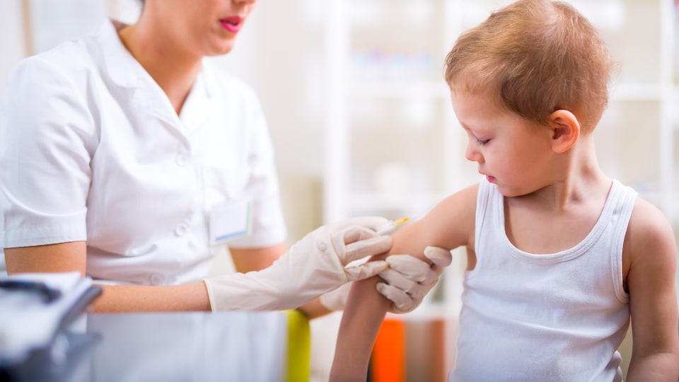 Un enfant se fait vacciner.