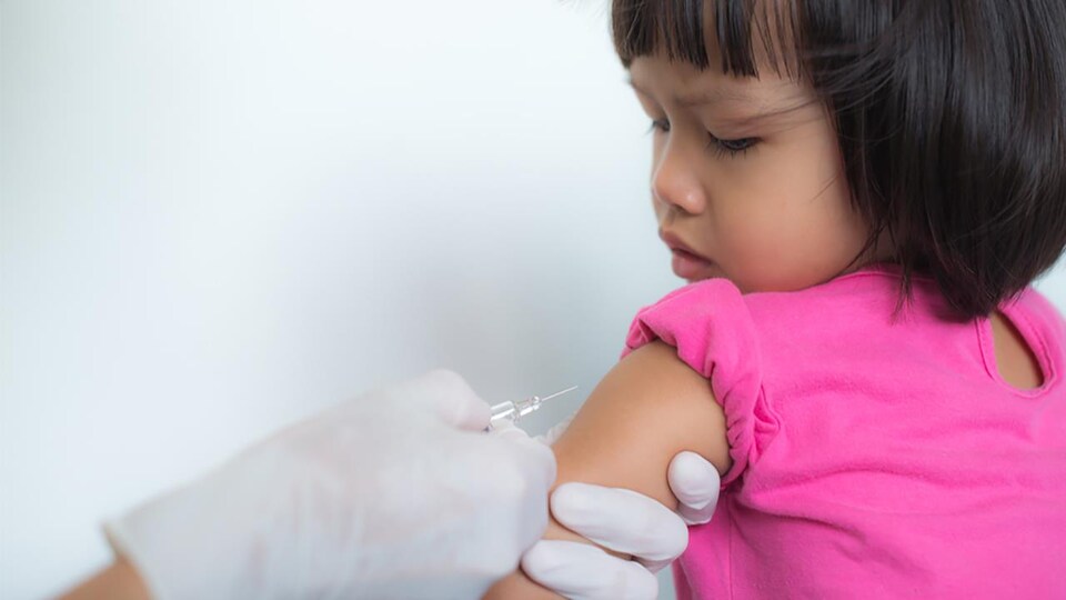 Une fillette se fait vacciner