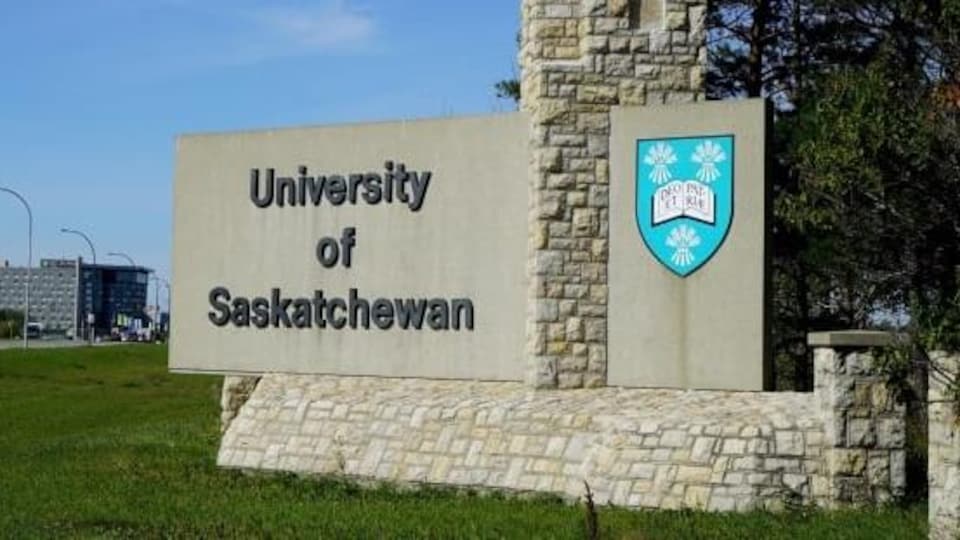 Gros plan sur le monument en pierres planté à l'entrée de l'Université de la Saskatchewan sur lequel est inscrit le nom de l'établissement.