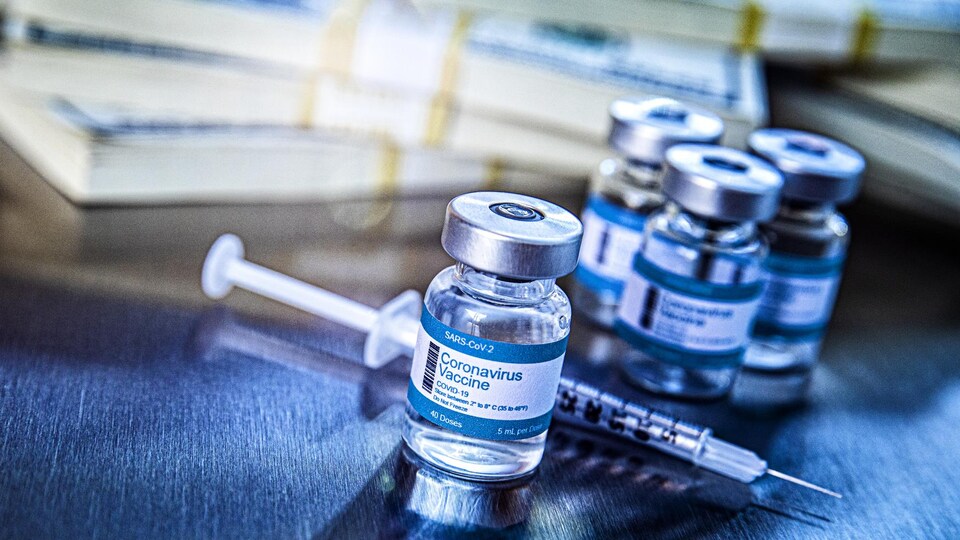 Des fioles de vaccins posées sur une table.