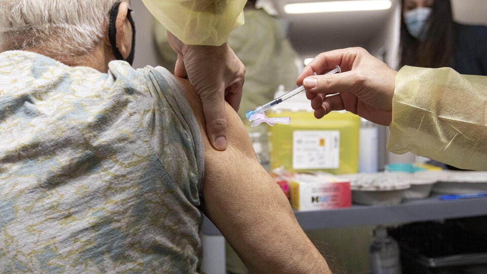 Un résident de Caboto Terrace, à North York, reçoit une dose du vaccin de Pfizer-BioNTech.