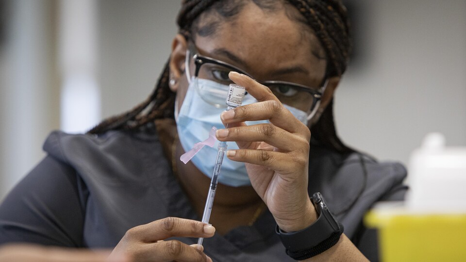 Une infirmière prépare une dose du vaccin de Pfizer-BioNTech.