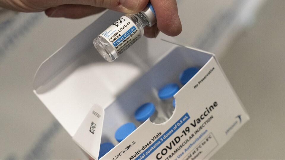 Une boîte de fiole de vaccin contre la COVID-19.