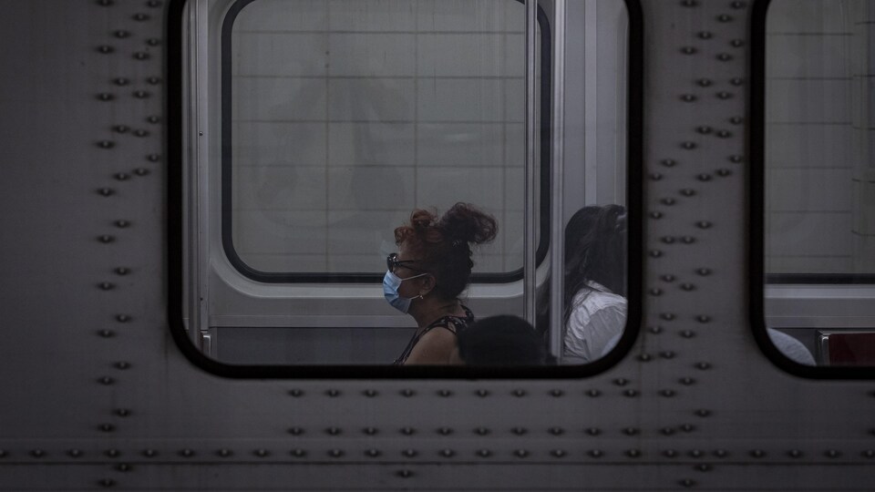 Une usagère portant un masque dans le métro.