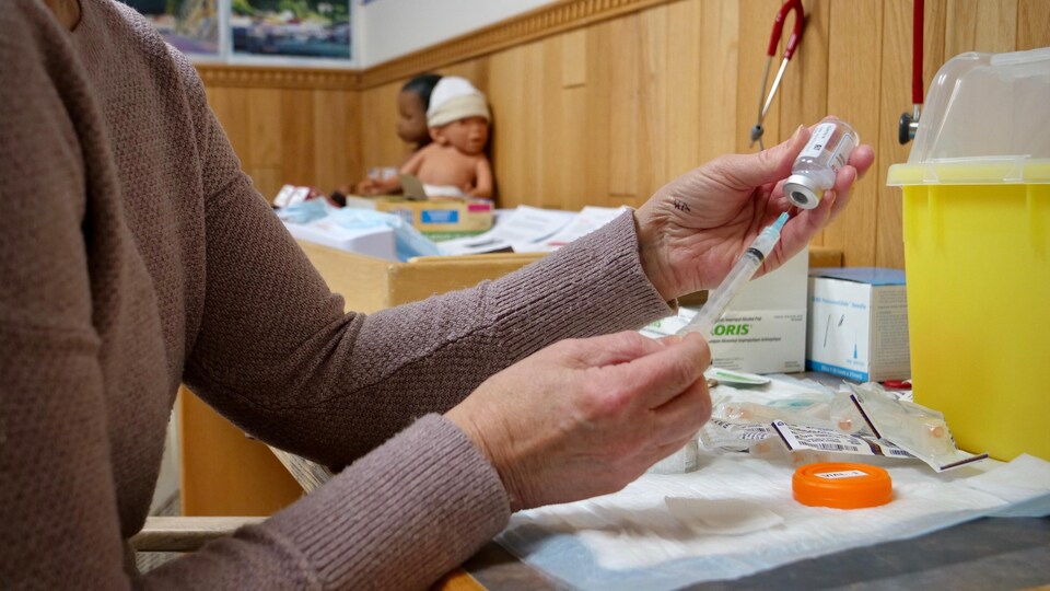 Une seringue dans une fiole du vaccin de Moderna contre la COVID-19.
