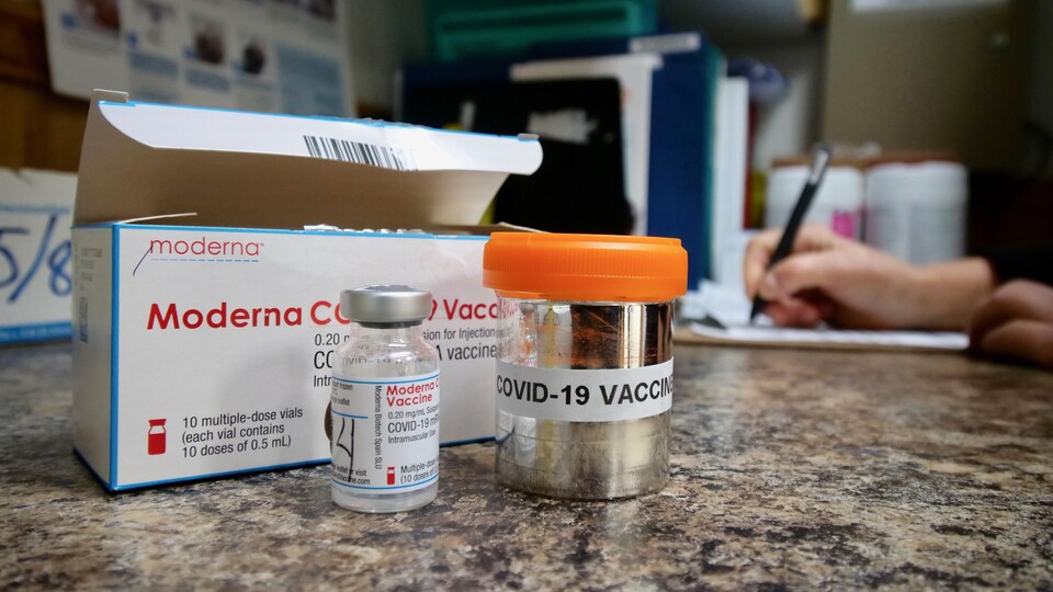 Une fiole du vaccin de Moderna.