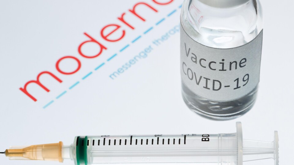 Une seringue et un flacon portant l'inscription « Vaccine COVID-19 » à côté du logo de la société de biotechnologie Moderna. 