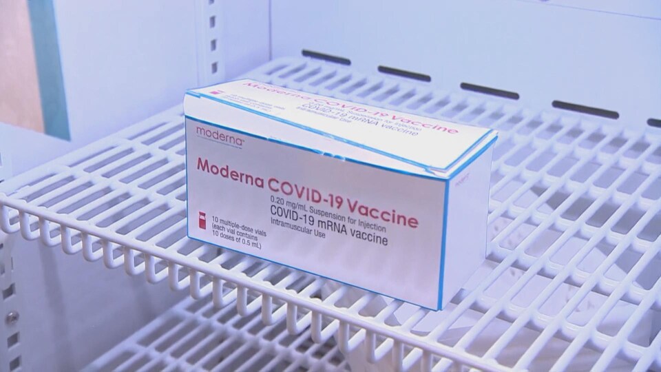 Une boîte de vaccin dans un frigo.